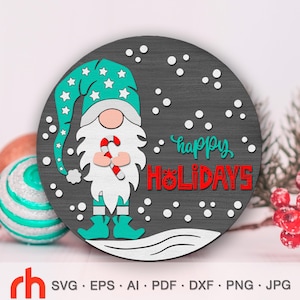 Buone Feste in formato SVG, file di taglio per cartello natalizio per porta, sagoma di uno gnomo con una caramella, gancio invernale, cartello natalizio da appendere, design per Capodanno