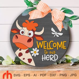 Welcome To Our Herd SVG、レイヤードアサインカットファイル、覗く牛 DXF、丸いハンガー、クレイジーな雌牛のシルエット、田舎の吊り下げサイン