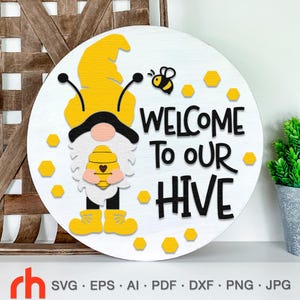 Welkom bij onze bijenkorf SVG, gelaagd deurbord gesneden bestand, zomer ronde hanger DXF, silhouet van een kabouter met een bijenkorf