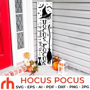 Puede incluir: Un letrero de madera de Halloween en blanco y negro con la frase "it's just a bunch of Hocus Pocus". El letrero presenta un sombrero de bruja, murciélagos, una telaraña, una escoba, un gato y estrellas. El letrero está en un porche.