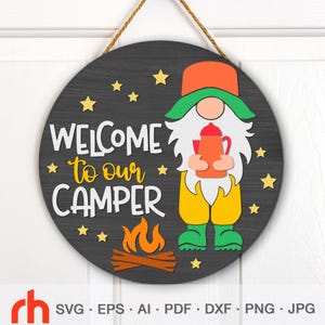 Bienvenido a nuestro Camper SVG, archivo de corte de letrero de puerta en capas, colgador redondo de verano DXF, silueta de un gnomo con una fogata, letrero colgante de vacaciones