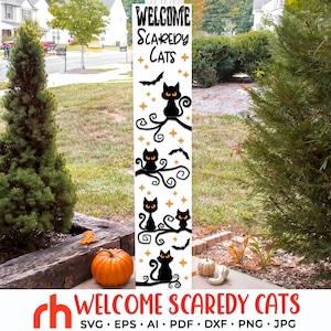 Peut inclure: Panneau de porche d'Halloween blanc avec le texte "WELCOME SCAREDY CATS" en noir. Le panneau présente des silhouettes de chats noirs, des chauves-souris et des étoiles orange. Une citrouille et des courges sont devant le panneau.