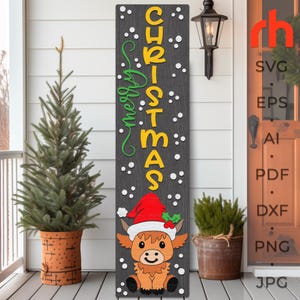 Puede incluir: Un letrero navideño de madera gris oscuro con las palabras "Merry Christmas" en verde y amarillo. El letrero presenta una vaca de las Tierras Altas de dibujos animados con un gorro de Papá Noel y acebo. Puntos blancos están dispersos por el letrero.