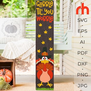 Pode incluir: Uma placa de madeira marrom com o texto "Gobble Til' You Wobble" e um peru de desenho animado com um corpo vermelho, laranja e amarelo e um chapéu preto. A placa é decorada com folhas amarelas.