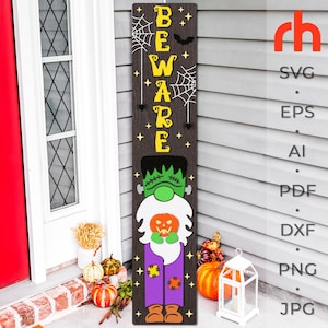 Peut inclure: Une pancarte de porte d'Halloween en bois avec le mot "BEWARE" en lettres jaunes. Un monstre de Frankenstein vert avec un costume violet tient une citrouille sculptée. La pancarte est décorée d'étoiles, de chauves-souris et de toiles d'araignées.