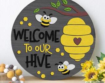 Bienvenido a nuestra colmena SVG, archivo de corte para letrero de puerta de granja en capas, colgador redondo de verano DXF, silueta de abeja, decoración campestre