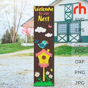 Bienvenue dans notre nid SVG, fichier de coupe de panneau de porche en couches, Silhouette d'un oiseau sur une cabane, printemps maigre, gardien de Pâques, décor de campagne