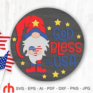 God Bless the USA SVG, fichier de coupe signe le jour de l'indépendance, Silhouette d'un gnome avec un drapeau, accroche-porte en couches DXF, signe patriotique suspendu