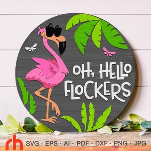 Op de afbeelding: Een roze flamingo met een zonnebril en de tekst "Oh, Hello Flockers" op een grijs houten bord met groene palmbladeren.