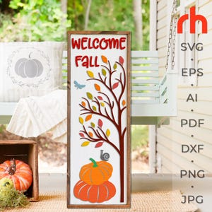 Peut inclure: Une pancarte en bois brun avec l'inscription "Welcome Fall", un arbre aux feuilles colorées et trois citrouilles. La pancarte est accrochée à une balançoire de jardin blanche.
