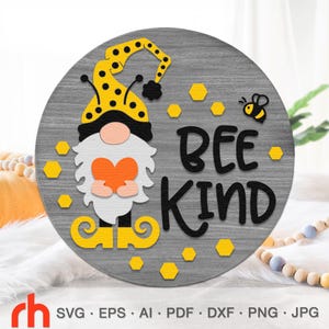 Bee Kind SVG, File di taglio per cartello porta a strati, Silhouette di uno gnomo con un cuore, Gancio rotondo estivo DXF, Cartello appeso al miele