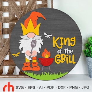 Rey de la parrilla SVG, archivo de corte de letrero de puerta en capas, colgador redondo de verano DXF, silueta de un gnomo con parrilla, letrero colgante para el patio trasero