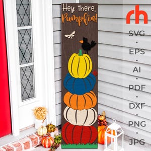 Peut inclure: Une pancarte en bois avec le texte "Hey there, Pumpkin!" et une pile de cinq citrouilles de différentes couleurs : jaune, bleu, orange, crème et rouge. Les citrouilles sont empilées les unes sur les autres et ont une base d'herbe verte.