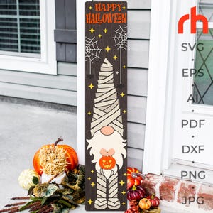 Peut inclure: Une pancarte en bois avec un gnome momie tenant une citrouille d'Halloween. La pancarte indique "Happy Halloween" en lettres orange.