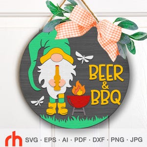 SVG de cerveza y barbacoa, archivo de corte para letrero de puerta en capas, DXF para percha redonda de verano, silueta de un gnomo con parrilla y cerveza, letrero colgante para el patio trasero