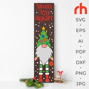 Merry And Bright SVG, Cartello da portico a strati, Silhouette di uno gnomo con un albero di Natale, Xmas Sitter DXF, Winter Leaner