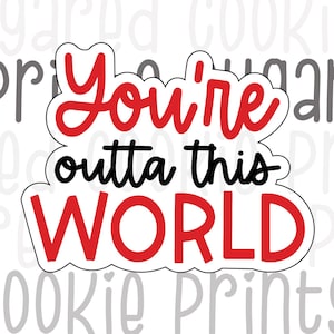Puede incluir: Cortador de galletas blanco con el texto "You're outta this WORLD" en rojo y negro. El texto está delineado en negro y tiene forma de nube. El fondo tiene un patrón repetido de las palabras "sugared cookie prints".