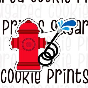 Puede incluir: Cortador de galletas con forma de boca de incendios roja con una manguera negra y un chorro de agua azul. El cortador de galletas es una forma divertida para hacer golosinas temáticas. El texto "sugared cookie prints" está en el fondo.