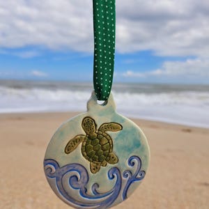 Ceramiczna ozdoba świąteczna w kształcie żółwia morskiego, ręcznie malowana ozdoba w kształcie żółwia, ozdoba świąteczna w kształcie żółwia, prezent dla miłośnika żółwi, wyjątkowe prezenty, prezenty dla przyjaciół
