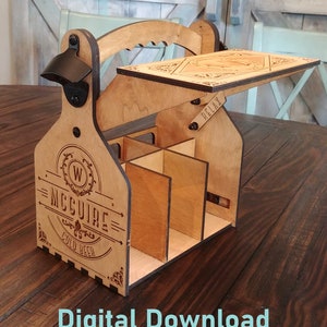 Puede incluir: Portabotellas de cerveza de madera para seis botellas con una mesa plegable y un abridor de botellas. El portabotellas está grabado con el texto "W McGuire Cold Beer" y "Relax".