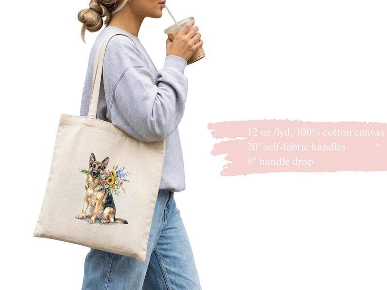 Peut inclure: Un sac fourre-tout en toile de couleur cr&egrave;me avec une illustration &agrave; l'aquarelle d'un berger allemand tenant des fleurs. Le sac a des anses de 50,8 cm et une hauteur de 22,86 cm. Fabriqu&eacute; en toile 100% coton.