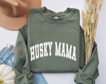 Może przedstawiać: Zielona bluza z napisem "HUSKY MAMA" w białych literach z obramowaniem.