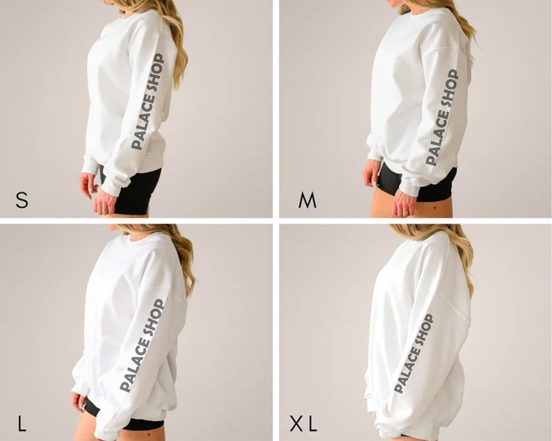 Pu&ograve; includere: Quattro felpe bianche, ognuna con una taglia diversa: S, M, L e XL. Il testo "PALACE SHOP" &egrave; stampato verticalmente sulla manica sinistra di ogni felpa. Le felpe sono mostrate di lato.