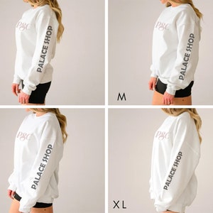 Puede incluir: Sudadera blanca con el texto "P&C PALACE SHOP" impreso en la manga. La sudadera se muestra en cuatro tallas: S, M, L y XL.