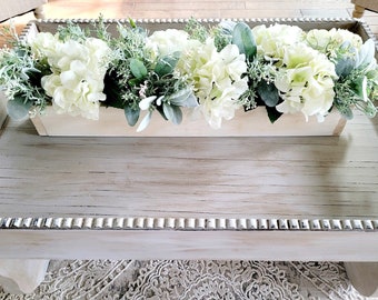 Frühlingsblumengesteck Esstisch Lange Box Mittelstück Hortensie Blumengesteck Tischgesteck Holzkiste Mantelarrangement Weiße Hortensien