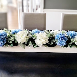 Centro de mesa de jantar de hortênsia, caixa de madeira longa de hortênsia, centro de mesa de lareira, arranjo floral de hortênsia azul, caixa de madeira, flor de hortênsia
