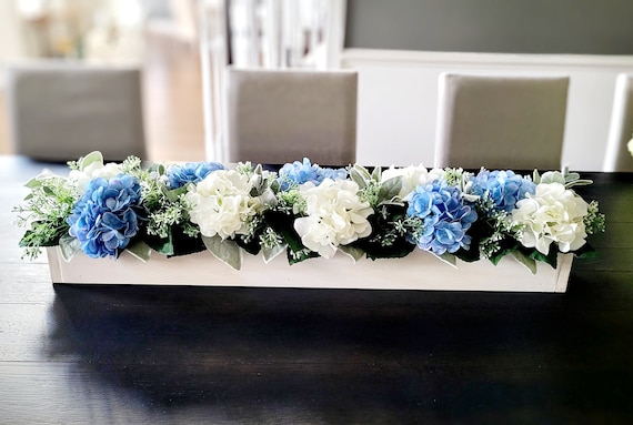 Centrotavola con fiori artificiali composto da ranuncoli azzurri ortensie e rami di pampas 25 cm - Tonino Fiori Design