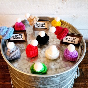 Mini suéter de otoño, letrero del clima, mini gorro, mini gorro de invierno para bandeja escalonada, sombrero con pompón, decoración de bandeja escalonada de otoño, mini letrero de madera rústico imagen 3