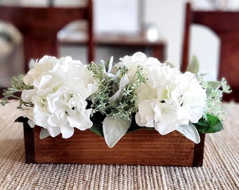 Hortensien Herzstück Muttertagsgeschenk Mama Frühlingsblumentischgesteck mit blauen und weißen Essarrangementtabellen rustikales Dekor