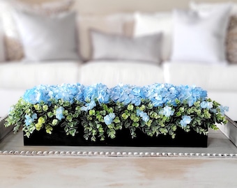 Blaue Hortensien-Bauernhaus-Arrangement Großes Esszimmer-Tischdekor Faux Hortensienbox-Arrangement Greenery-Arrangement-Landhaus-Tischdekor