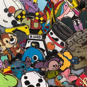 Lote de 100 pins aleatórios da Disney Trading Hades Cinderela Woody Ursinho Pooh Stitch More Sem duplicatas Envio rápido