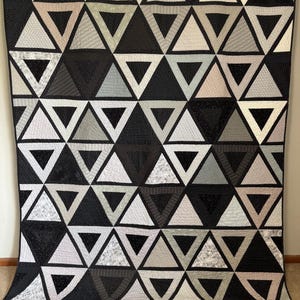 Edredón moderno de triángulos en blanco y negro – Edredón geométrico hecho a mano – Edredón contemporáneo para cama de 74x94 pulgadas – Edredón minimalista de patchwork – Manta o cama individual