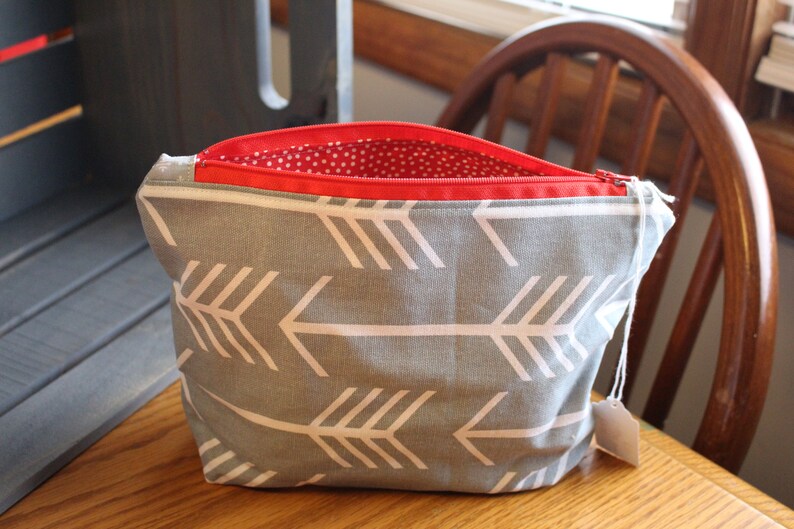Medium 7 inch by 10 inch zipper Bag Gray Arrow