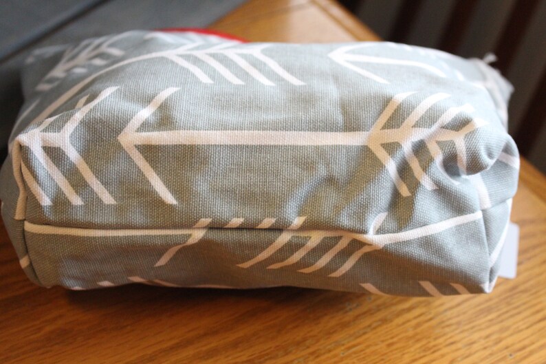 Medium 7 inch by 10 inch zipper Bag Gray Arrow