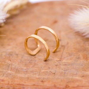 Faux piercing / Earcuff, Or rempli 12 carats martelé G18 Ø 9mm, Manchette Hélix / Conch - double anneau - Cartilage oreille Minimaliste