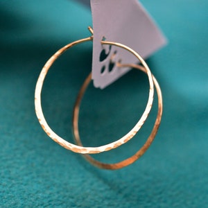 12-karat gold-filled hammered hoop earrings, minimalist G18 (1mm) earrings, Ø 2cm/2.5cm/3cm/3.5cm/4cm, perfect as a gift for women, for weddings or other special occasions.