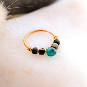 Anello penetrante riempito in oro 12K / Argento 925 / Acciaio inossidabile 316L, Perline di vetro con pugnale in bronzo, Ø 9,10,11,12 mm, G20 (0,8 mm) Lobo dell'orecchio della cartilagine del naso