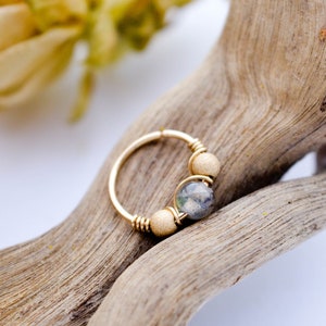 Piercingring, 12 Karat Gold gefüllt, Labradoritstein, diamantgeschliffene Goldperlen, Ø 9, 10, 11, 12 mm, 20 G (0,8 mm) Knorpelohr, Nase, Bauchnabel