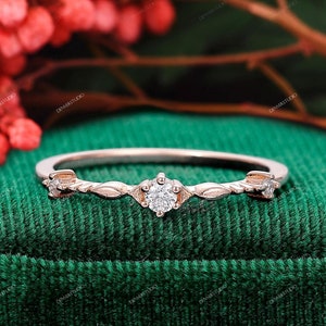 Minimalist Brilliant Moissanite Hochzeitsband für sie 14k Solid Gold Stacking Ring Band Einzigartiger handgemachter Schmuck für Frau Ring zierlicher Ring