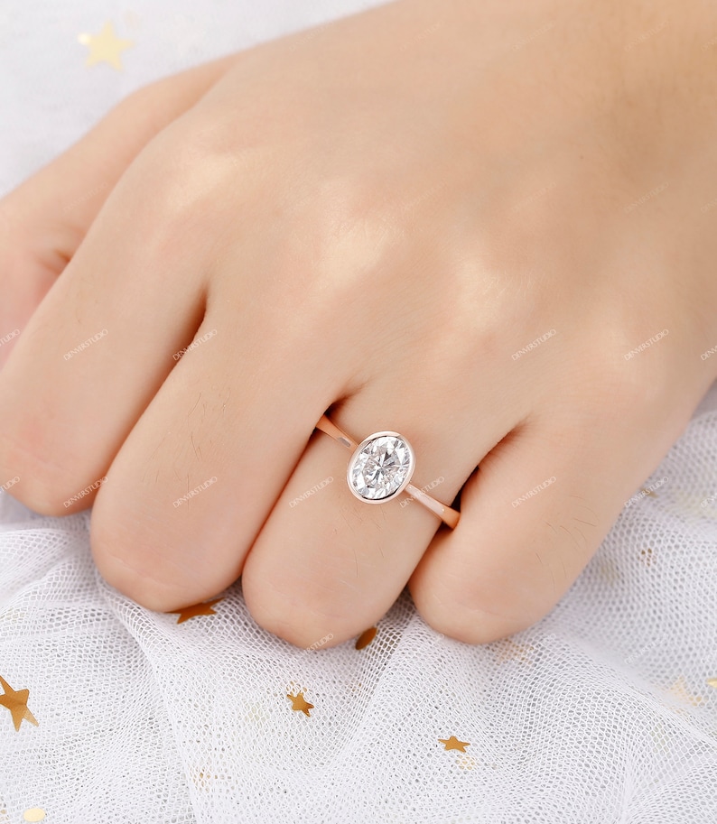 Op de afbeelding: Een verlovingsring van ros&eacute;goud met een grote ovale diamant.