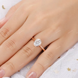 Op de afbeelding: Een verlovingsring van ros&eacute;goud met een ovale diamant.