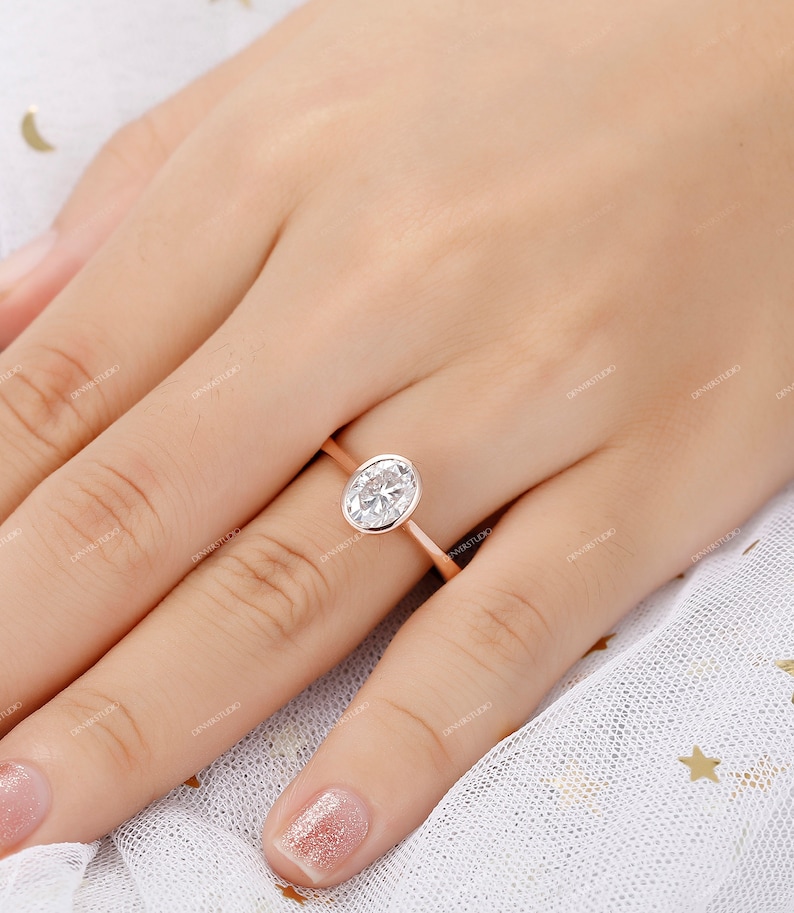 Op de afbeelding: Een verlovingsring van ros&eacute;goud met een ovale diamant.