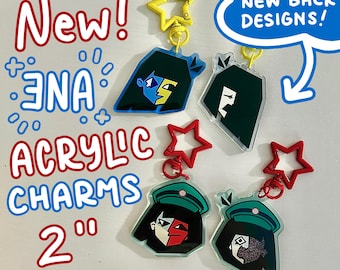 Könnte beinhalten: Acryl-Anhänger mit einem Cartoon-Charakter mit verschiedenen Gesichtsdesigns. Die Anhänger sind kopfförmig und an Schlüsselanhängern mit sternförmigen Verschlüssen befestigt. Der Text "New! ENA Acrylic Charms" wird in Rot und Blau angezeigt.