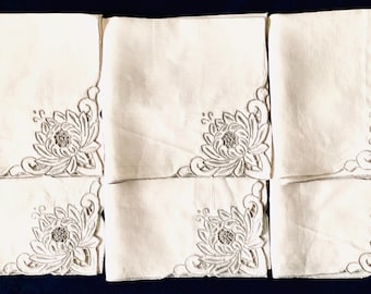 Servilletas vintage de encaje calado bordado, juego de 6, color blanco crema y lino crudo.