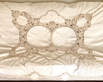 Mantel vintage con inserto de ganchillo, borde festoneado de ganchillo, estilo cottagecore y grannycore.