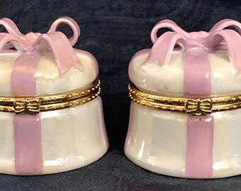 Paire de boîtes cadeaux en porcelaine peintes à la main, boîte à bijoux/pilules, avec charnière et ruban rose